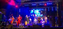 Calle de la feria incluyente y rumbera tuvo un exitoso primer d&iacute;a de m&uacute;sica y sabor