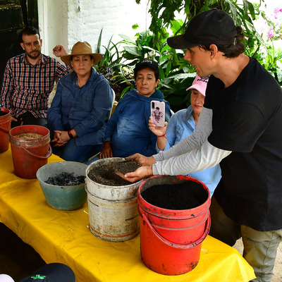 Gestores se capacitan en la creaci&oacute;n de huertas urbanas que integrar&aacute;n los comedores comunitarios de Cali