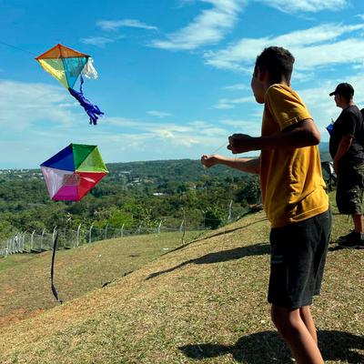 40 ni&ntilde;os pintan el cielo con sus cometas, gracias al programa Cultores