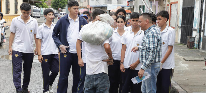 J&oacute;venes cale&ntilde;os comprometidos con la dignificaci&oacute;n de los habitantes de calle