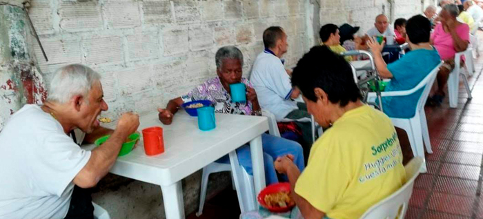 11.320 personas atienden diariamente los 96 comedores comunitarios de la comuna 14