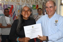 65 personas mayores se graduaron en curso de marroquiner&iacute;a y manualidades en la comuna 15, se resalt&oacute; el talento art&iacute;stico y el liderazgo local