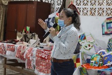 65 personas mayores se graduaron en curso de marroquiner&iacute;a y manualidades en la comuna 15, se resalt&oacute; el talento art&iacute;stico y el liderazgo local
