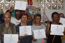 65 personas mayores se graduaron en curso de marroquiner&iacute;a y manualidades en la comuna 15, se resalt&oacute; el talento art&iacute;stico y el liderazgo local
