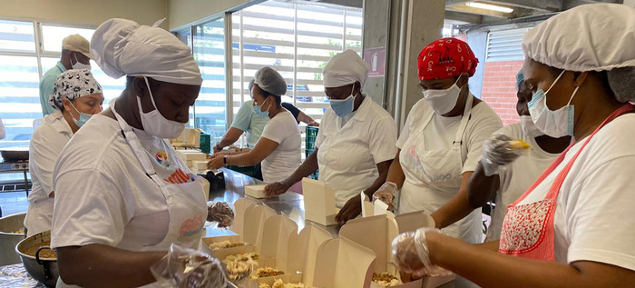 Un total de 1300 personas se benefician cada fin de semana a trav&eacute;s de raciones alimenticias en el Tecnocentro