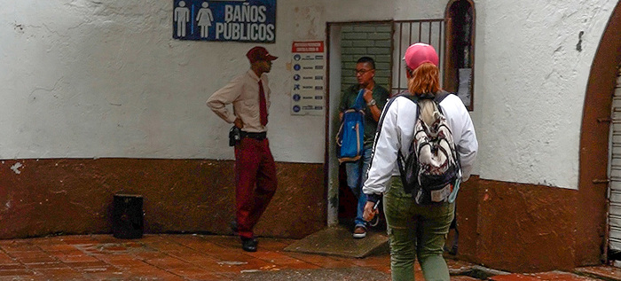 Los ba&ntilde;os del puente Ortiz y la plazoleta Jairo Varela est&aacute;n abiertos y  disponibles para la ciudadan&iacute;a