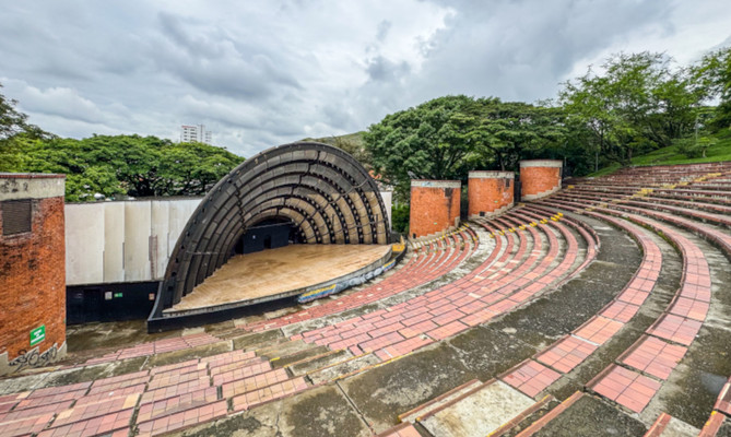 El Teatro al Aire Libre Los Cristales, oficialmente titularizado a nombre de la Alcald&iacute;a de Cali