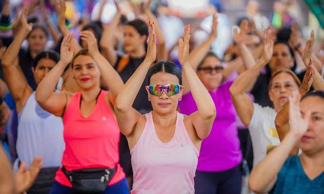 Yoga sin fronteras: Cali celebra el D&iacute;a de la Actividad F&iacute;sica en los bulevares