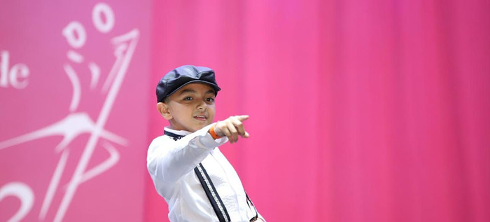 Los ni&ntilde;os se gozan incluso el tras bambalinas en el Festival Mundial de Salsa en Cali