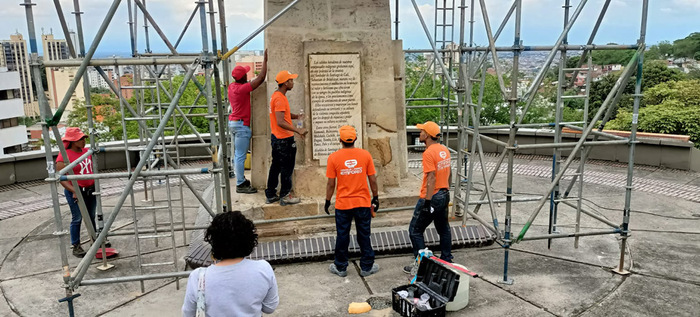 Instalan nueva placa del monumento de Sebasti&aacute;n de Belalc&aacute;zar