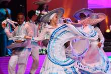 Agrupaciones nacionales e internacionales brillaron en la primera gala del Encuentro Mundial de Culturas Populares 