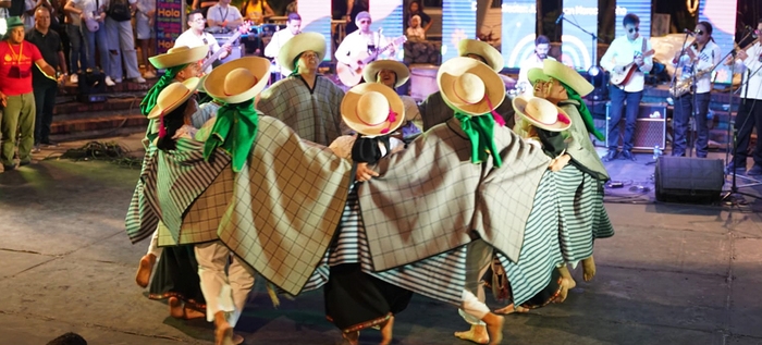 Danza andina y hawaiana convirtieron en fiesta el encuentro de culturas populares en la Loma de la Cruz