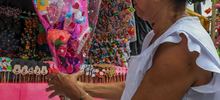 Madres, abuelas e hijas mantienen viva la dulce tradici&oacute;n de los ahijados 