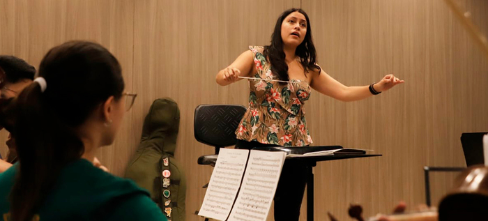 Tiene la m&uacute;sica en sus manos. Y se le pasa para la cabeza, los pies&hellip;