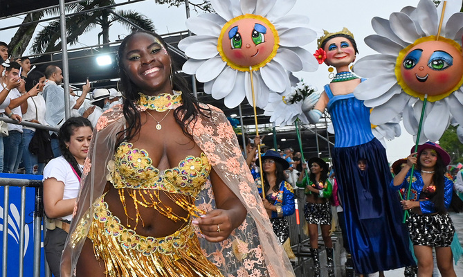 Cale&ntilde;os celebraron su identidad con el desfile del Carnaval del Cali Viejo