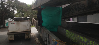 Realizan cerramiento de puente peatonal en inmediaciones del H.U.V.