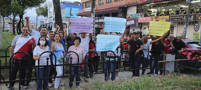 Habitantes de la comuna 11 felices con el separador vial de la calle 27