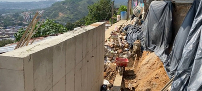 Construyen muros para mitigar el riesgo en &eacute;poca de lluvia