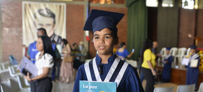 En ceremonia de graduaci&oacute;n de grado 5, ni&ntilde;os y ni&ntilde;as recibieron su cartilla La Paz es mi Cuento