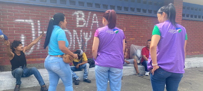 Personas en situaci&oacute;n de calle, felices de celebrar sus cumplea&ntilde;os