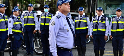 Agentes de tr&aacute;nsito, adem&aacute;s de controlar tambi&eacute;n priorizan la vida