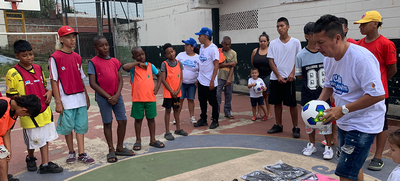 Ni&ntilde;os y ni&ntilde;as de la comuna 20 pasan su tiempo libre lejos de la violencia, gracias al arte y el deporte