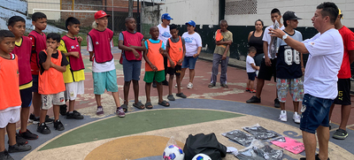 Ni&ntilde;os y ni&ntilde;as de la comuna 20 pasan su tiempo libre lejos de la violencia, gracias al arte y el deporte
