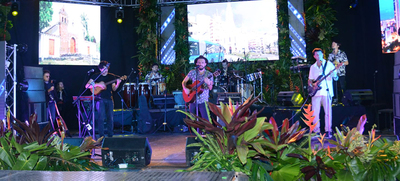 El Teatro al Aire Libre Los Cristales tambi&eacute;n vive el ambiente de Feria