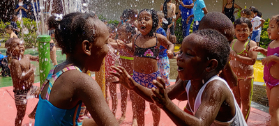 Ni&ntilde;as y ni&ntilde;os de Llano Verde disfrutaron la magia de la Fiesta Acu&aacute;tica