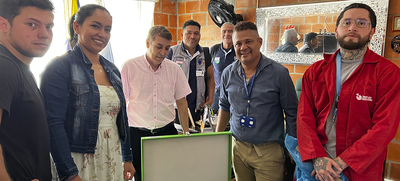 Maestros y estudiantes de la comuna 18 recibieron dotaci&oacute;n en sus instituciones educativas