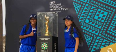 Imperdible la foto con el trofeo de la Copa Mundial Femenina en Cali