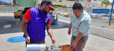 Selladas dos mangueras de combustible en una estaci&oacute;n de gasolina