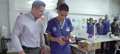 Ruta pedag&oacute;gica dot&oacute; con kits de rob&oacute;tica a dos instituciones educativas