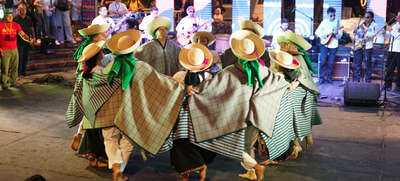 Danza andina y hawaiana convirtieron en fiesta el encuentro de culturas populares en la Loma de la Cruz
