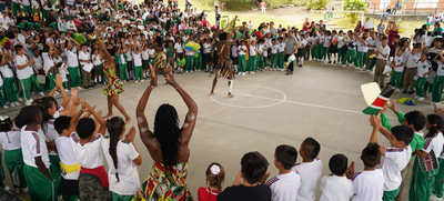 Estudiantes de Golondrinas danzaron al ritmo de Brasil y Kenia