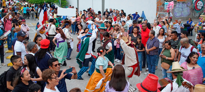 Grupo Chamal de Chile se luci&oacute; en desfile del &lsquo;Encuentro Mundial de las Culturas Populares&rsquo;