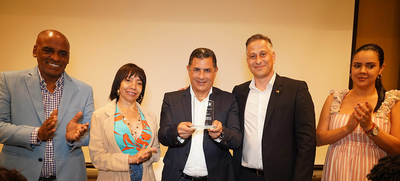 Alcalde de Cali fue condecorado por su gesti&oacute;n con el programa &lsquo;Todas y Todos a Estudiar&rsquo;
