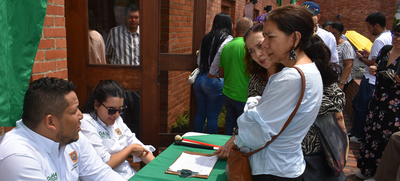 Dagma agradece con obsequios la asistencia a su rendici&oacute;n de cuentas