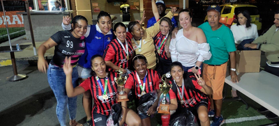 Secretar&iacute;a del Deporte levant&oacute; el trofeo de campeona en el Torneo de Futsal Femenino Interorganismos