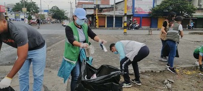 Comerciantes de El Calvario liberaron de residuos el separador de la carrera 10