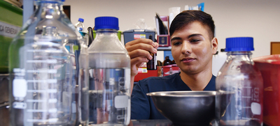 Santiago Mu&ntilde;oz, beneficiario de Todas y Todos a Estudiar es apasionado por la salud y la investigaci&oacute;n