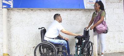 En la Comuna 13, personas con discapacidad recibieron sillas de ruedas