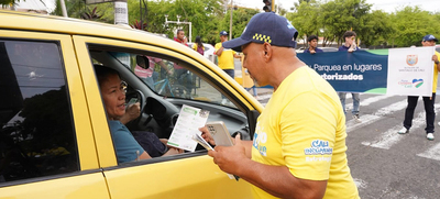 Conductores mal parqueados fueron &lsquo;pillados&rsquo; por los colectivos de cultura ciudadana de la Alcald&iacute;a de Cali