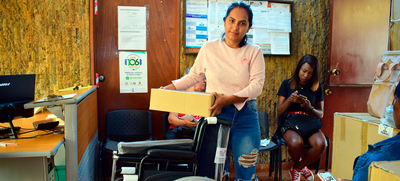 Con nuevas sillas de ruedas, personas con discapacidad mejoran su calidad de vida