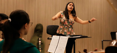 Tiene la m&uacute;sica en sus manos. Y se le pasa para la cabeza, los pies&hellip;