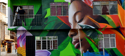 Mural de Infraestructura cautiva a propios y visitantes en el Bulevar de Oriente
