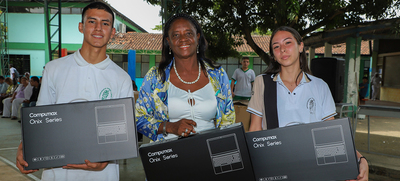 En la Instituci&oacute;n Rodrigo Lloreda Caicedo, los estudiantes recibieron 34 computadores nuevos