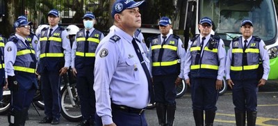 Agentes de tr&aacute;nsito en alistamiento de primer grado para celebraci&oacute;n del Halloween
