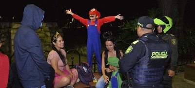 Acompa&ntilde;amiento de las autoridades durante jornada del Halloween en zonas tradicionales de celebraci&oacute;n