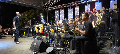 El Barrio en Movimiento, ilumin&oacute; la colina de San Antonio en el D&iacute;a de las Velitas